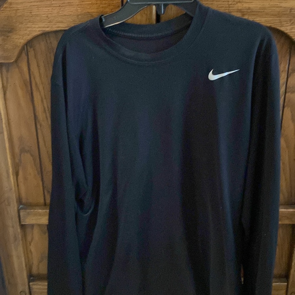 Mens Nike dri fit long sleeve size medium.